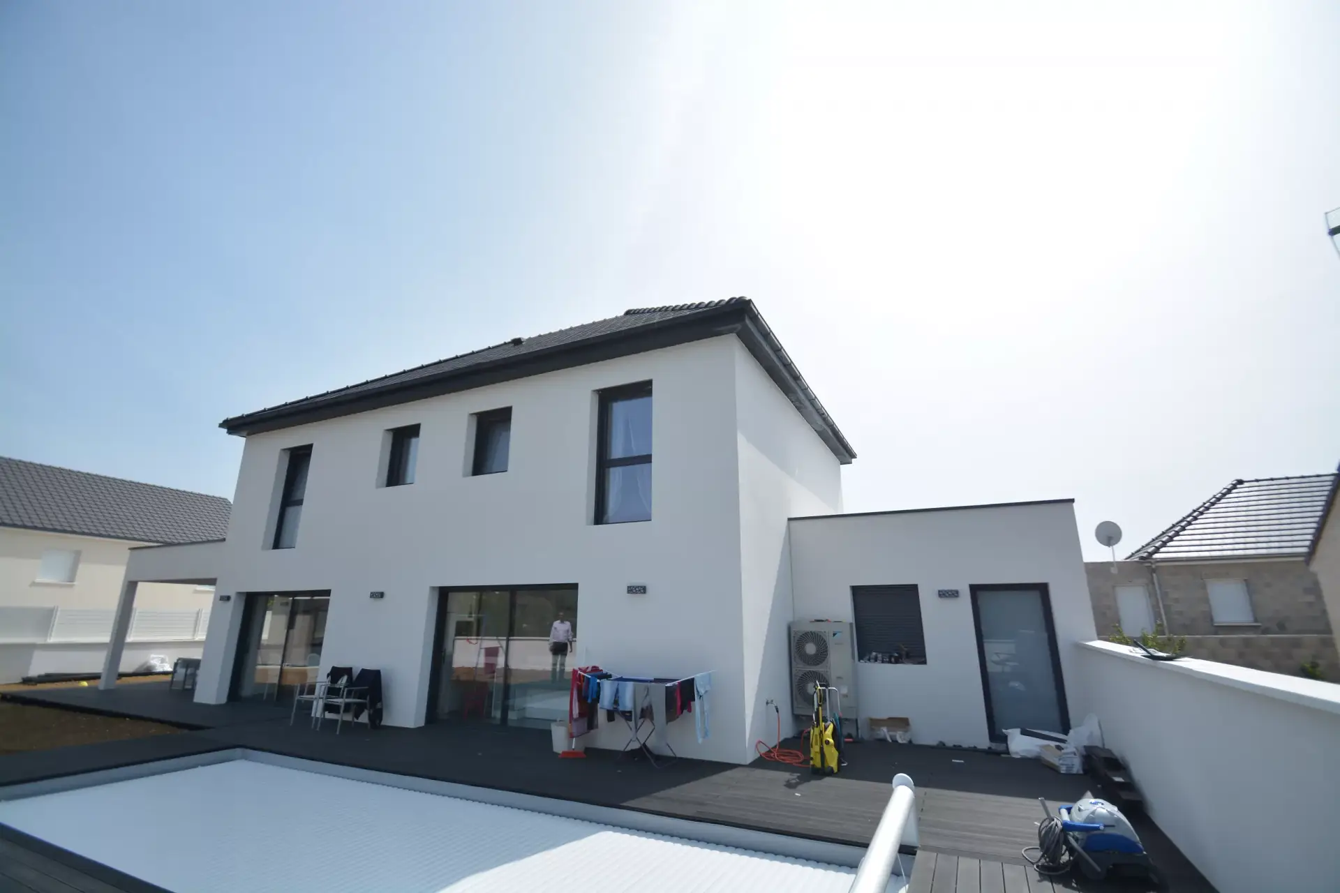 Maison contemporaine avec fenêtres et baies anthracite — photographie fournie par Fenergy